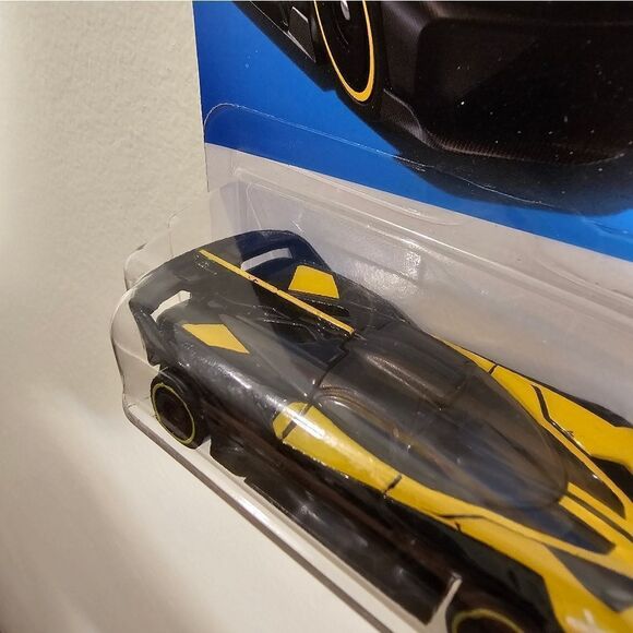 HotWheels Yellow Bugatti Bolide HW Exotics - Picture 5 of 7